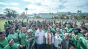Sumber Foto : Humas Pemprov, Gubernur Sulbar, SDK dan Bupati Mamuju Sitti Sutinah Suhardi turun langsung bagikan beras kepada ratusan pengemudi ojek online (Ojol) di Lapangan Ahmad Kirang, Rabu (3/9/2025).