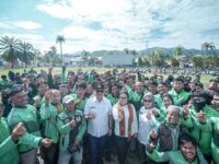 Sumber Foto : Humas Pemprov, Gubernur Sulbar, SDK dan Bupati Mamuju Sitti Sutinah Suhardi turun langsung bagikan beras kepada ratusan pengemudi ojek online (Ojol) di Lapangan Ahmad Kirang, Rabu (3/9/2025).