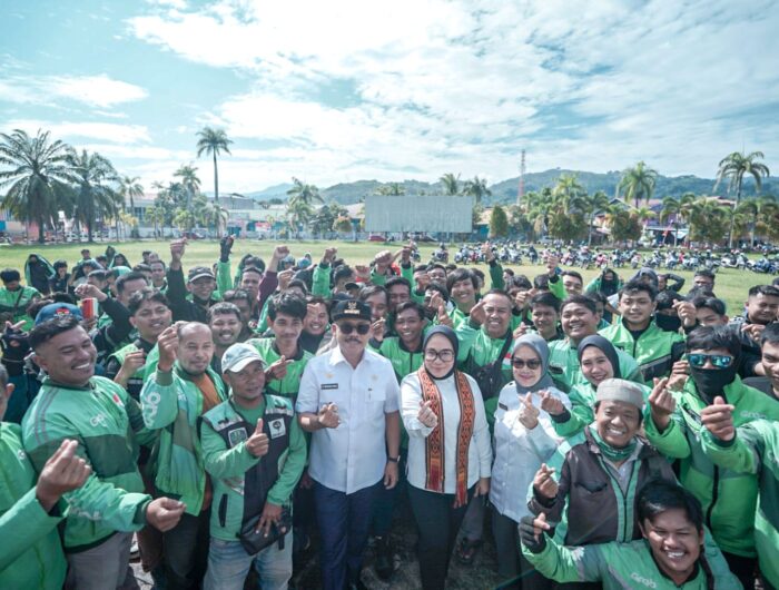 Sumber Foto : Humas Pemprov, Gubernur Sulbar, SDK dan Bupati Mamuju Sitti Sutinah Suhardi turun langsung bagikan beras kepada ratusan pengemudi ojek online (Ojol) di Lapangan Ahmad Kirang, Rabu (3/9/2025).
