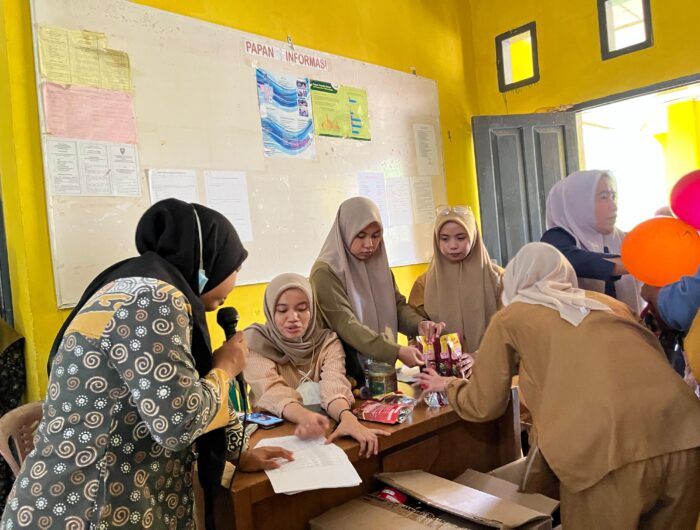 Sumber Foto : Humas Pemprov, Petugas Dinas Ketahanan Pangan Sulbar bersama aparat desa dan tenaga kesehatan melakukan pendataan serta pembagian paket pangan bergizi bagi balita dan ibu hamil di Kecamatan Bulo, Polewali Mandar, Rabu (3/9/2025).