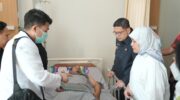 Sumber Foto : Humas Pemkot, Wali Kota Makassar, Munafri Arifuddin dan Wakil Wali Kota, Aliyah Mustika Ilham di RS Kementerian Kesehatan di CPI, jenguk Agung Setiawan, Satpol PP yang menjadi korban insiden di Gedung DPRD Makassar, Rabu (3/9/2025).