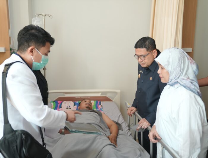 Sumber Foto : Humas Pemkot, Wali Kota Makassar, Munafri Arifuddin dan Wakil Wali Kota, Aliyah Mustika Ilham di RS Kementerian Kesehatan di CPI, jenguk Agung Setiawan, Satpol PP yang menjadi korban insiden di Gedung DPRD Makassar, Rabu (3/9/2025).