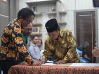 Sumber Foto : Humas Pemprov, Perwakilan masyarakat menandatangani berita acara kesepakatan damai dalam mediasi konflik antara warga Kuridi dan Kasambang di ruang kerja Gubernur Sulbar, Kamis (4/9/2025).