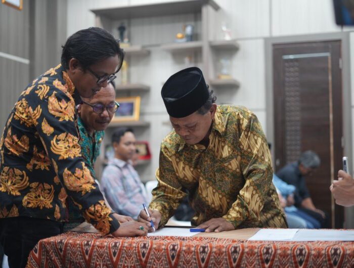 Sumber Foto : Humas Pemprov, Perwakilan masyarakat menandatangani berita acara kesepakatan damai dalam mediasi konflik antara warga Kuridi dan Kasambang di ruang kerja Gubernur Sulbar, Kamis (4/9/2025).