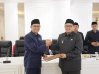 Sumber Foto : Humas Pemkot, Wali Kota Makassar bersama pimpinan DPRD Makassar berjabat tangan usai pengesahan APBD Perubahan 2025 senilai Rp5,1 triliun di ruang rapat paripurna. Kamis (4/9/2025).