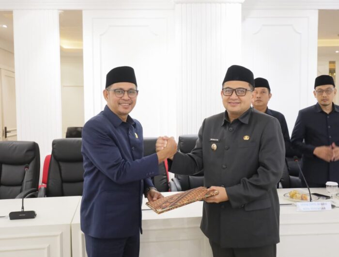 Sumber Foto : Humas Pemkot, Wali Kota Makassar bersama pimpinan DPRD Makassar berjabat tangan usai pengesahan APBD Perubahan 2025 senilai Rp5,1 triliun di ruang rapat paripurna. Kamis (4/9/2025).