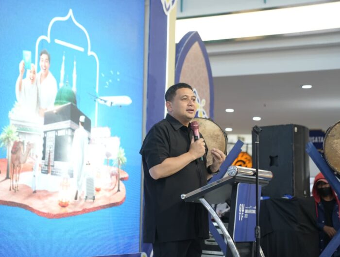 Sumber Foto : Humas Pemkot / Wali Kota Makassar, Munafri Arifuddin, memberikan sambutan di pembukaan Garuda Indonesia Umrah Travel Festival (BUFF) 2025 di Mall Ratu Indah, Makassar, Jumat (5/9/2025).