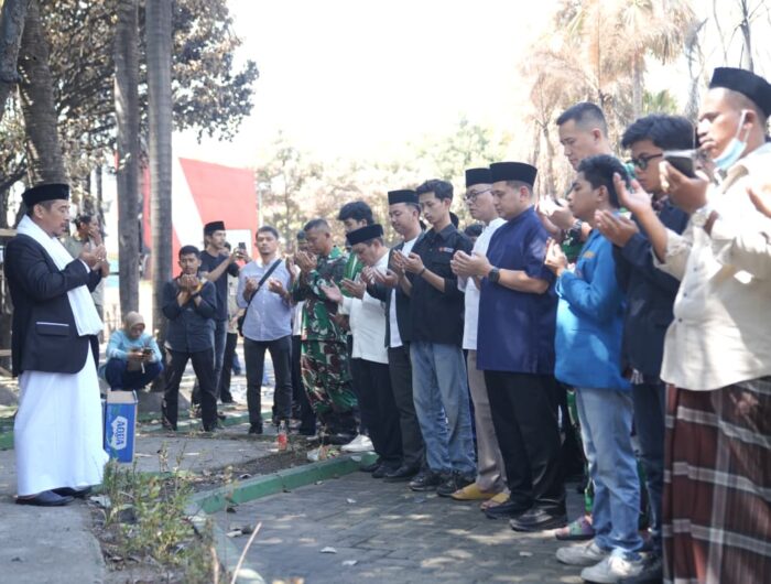 Sumber Foto : Humas Pemkot / Wali Kota Makassar Munafri Arifuddin bersama jajaran Forkopimda, DPRD, mahasiswa, dan masyarakat melaksanakan sholat ghaib mendoakan empat korban kebakaran di pelataran Gedung DPRD Kota Makassar, Jumat (5/9/2025).