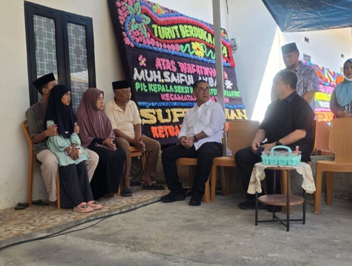 Sumber Foto : Humas Pemkot / Wali Kota Makassar, Munafri Arifuddin, bersama Dirjen Otda Kemendagri, Akmal Malik, berbincang dengan keluarga korban di rumah duka, sebagai bentuk kepedulian pemerintah pasca-tragedi DPRD Makassar, Jumat (5/9/2025).