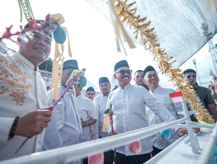 Sumber Foto : Humas Pemprov/Gubernur Sulbar Suhardi Duka bersama jajaran Forkopimda melihat tradisi hiasan Maulid di Masjid Tua Syekh Abdul Mannan, Salabose, Majene, Jumat (5/9/2025).