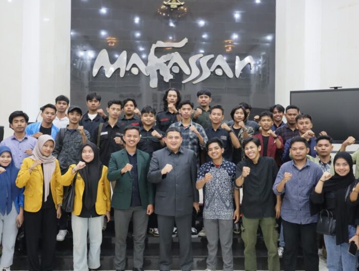 Sumber Foto : Humas Pemkot, Wali Kota Makassar Munafri Arifuddin berfoto bersama perwakilan BEM lintas kampus usai silaturahmi dan dialog di Rumah Jabatan Wali Kota, Kamis (4/9/2025) malam.