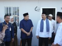 Sumber Foto : Humas Pemkot/Menteri Sosial RI Saifullah Yusuf bincang dengan Wali Kota Makassar Munafri Arifuddin saat meninjau rumah knockdown bagi nelayan di Kelurahan Untia, Kecamatan Biringkanaya, Jumat (5/9/2025).
