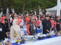 Sumber Foto : Humas Pemkot / Wali Kota Makassar Munafri Arifuddin bersama Wakil Wali Kota Aliyah Mustika Ilham berdiri bersama jajaran pengurus HDCI dan ratusan bikers peserta Bikers Movement 2025 saat menghadiri jamuan makan malam di Anjungan Pantai Losari, Jumat (5/9/2025).