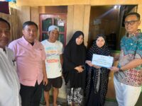Sumber Foto : Humas Permprov/Plt Kepala Biro Pemkesra Sulbar Murdanil menyerahkan bantuan beasiswa tidak mampu kepada salah seorang mahasiswa penerima di Majene, Jumat (5/9/2025).