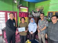 Sumber Foto : Humas Pemprov/Wakil Ketua DPRD Sulbar Hj Suraidah Suhardi (tengah) bersama jajaran Pemprov menyerahkan bantuan beasiswa kedokteran kepada orang tua mahasiswa penerima di Mamuju, Jumat (5/9/2025).