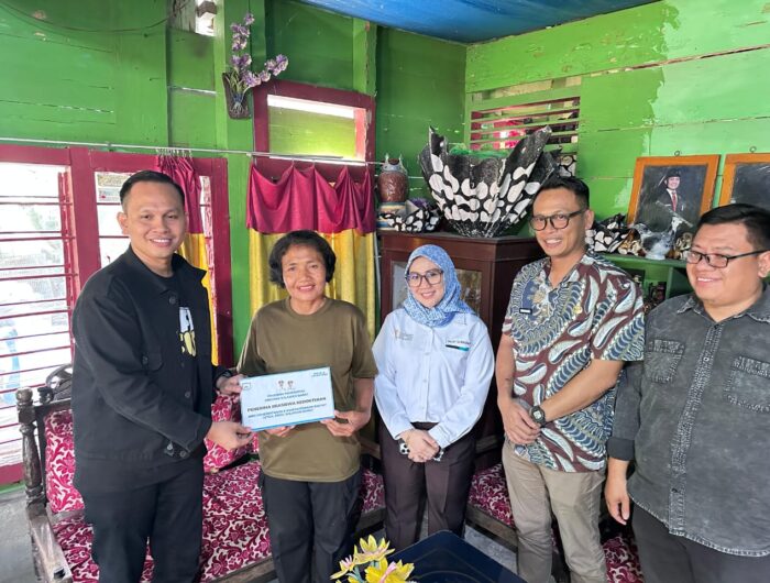 Sumber Foto : Humas Pemprov/Wakil Ketua DPRD Sulbar Hj Suraidah Suhardi (tengah) bersama jajaran Pemprov menyerahkan bantuan beasiswa kedokteran kepada orang tua mahasiswa penerima di Mamuju, Jumat (5/9/2025).