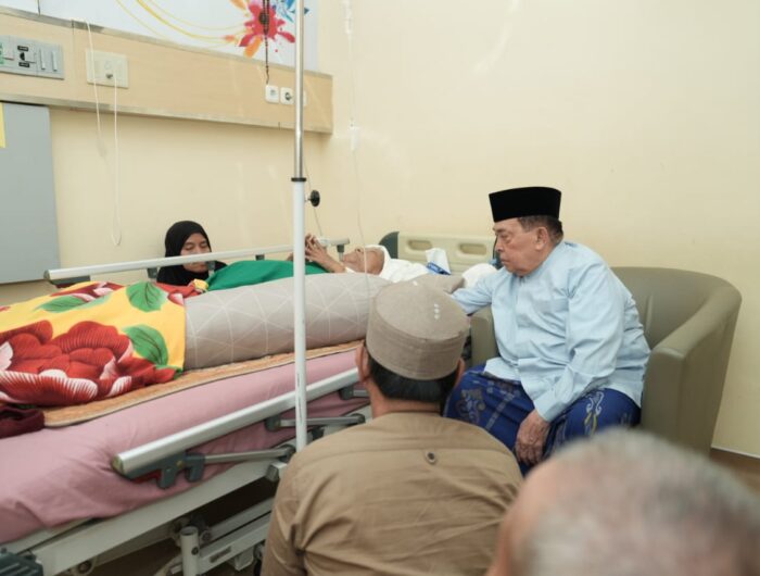 Sumber Foto : Humas Pemprov/Wakil Gubernur Sulawesi Barat, Salim S. Mengga, jenguk Annangguru Bukku KH. Hasan Sanusia di RSUD Andi Depu, Polman, Sabtu (6/9/2025).