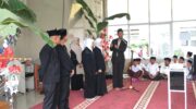 Sumber Foto : Tim Redaksi/Para alumni angkatan pertama Pesantren Matahari saat prosesi pelepasan, yang dirangkaikan dengan peringatan Maulid Nabi Muhammad SAW 1447 Hijriah di Masjid Pesantren Matahari, Moncongloe, Maros, Minggu (7/9/2025).