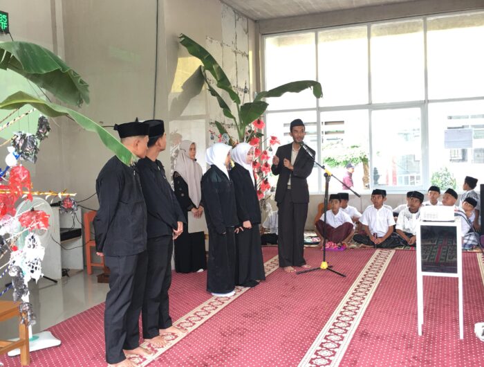 Sumber Foto : Tim Redaksi/Para alumni angkatan pertama Pesantren Matahari saat prosesi pelepasan, yang dirangkaikan dengan peringatan Maulid Nabi Muhammad SAW 1447 Hijriah di Masjid Pesantren Matahari, Moncongloe, Maros, Minggu (7/9/2025).