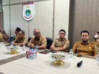 Sejumlah pejabat dan staf perangkat daerah mengikuti Rapat Monitoring dan Evaluasi (Monev) Program Monitoring Center for Prevention (MCP) dan Survei Penilaian Integritas (SPI) di Ruang Rapat Sekretaris Provinsi Sulawesi Barat, Senin (8/9/2025).