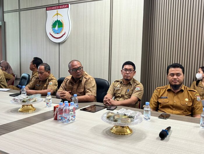 Sejumlah pejabat dan staf perangkat daerah mengikuti Rapat Monitoring dan Evaluasi (Monev) Program Monitoring Center for Prevention (MCP) dan Survei Penilaian Integritas (SPI) di Ruang Rapat Sekretaris Provinsi Sulawesi Barat, Senin (8/9/2025).