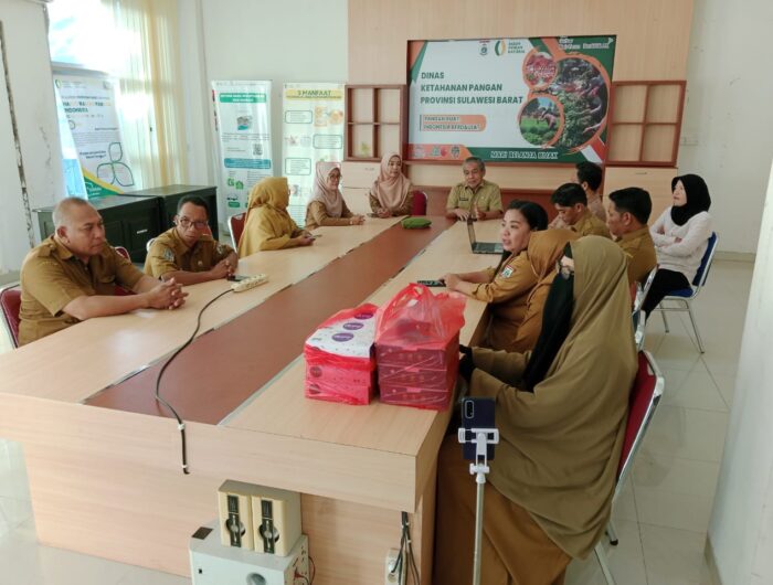 Sumber Foto : Humas Pemprov/Suasana rapat koordinasi Dinas Ketahanan Pangan Provinsi Sulawesi Barat (DKP Sulbar) di ruang rapat Kantor DKP Sulbar, Jl. Soekarno Hatta, Mamuju, membahas penyaluran bantuan pangan bergizi untuk balita dan ibu hamil di Kabupaten Polewali Mandar, Senin (8/9/2025).