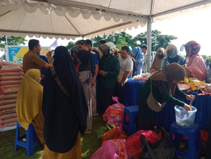 Sumber Foto : Pemprov Sulbar/Suasana Gerakan Pangan Murah (GPM) di halaman Kantor Gubernur Sulawesi Barat, Masyarakat antusias membeli beras dan kebutuhan pokok lain dengan harga di bawah pasar sebagai upaya menjaga stabilitas harga dan inflasi daerah, Senin (8/9/2025).