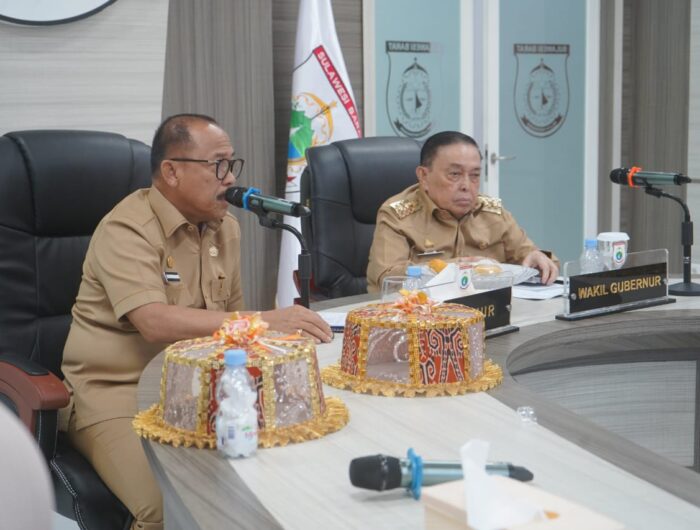Sumber Foto : Humas Pemprov/Gubernur Sulawesi Barat, Suhardi Duka dan Wakil Gubernur, Salim S. Mengga saat mengikuti rapat virtual di Ruang Oval Kantor Gubernur Sulbar. Rapat ini membahas penurunan angka kemiskinan dan penanganan inflasi di daerah. Senin (8/9/2025).