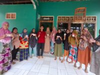Sumber Foto : Tim Redaksi/Sesi foto bersama Pendamping Program Keluarga Harapan (PKH) Kabupaten Gowa, Muhammad Fadhil dengan sejumlah Keluarga Penerima Manfaat (KPM) di Desa Sunggumanai, GoSumber Foto : Tim Redaksi/Sesi foto bersama Pendamping Program Keluarga Harapan (PKH) Kabupaten Gowa, Muhammad Fadhil dengan sejumlah Keluarga Penerima Manfaat (KPM) di Desa Sunggumanai, Gowa, Senin (8/9/2025).wa, Senin (8/9/2025).