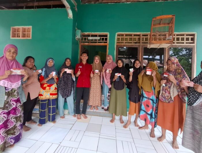 Sumber Foto : Tim Redaksi/Sesi foto bersama Pendamping Program Keluarga Harapan (PKH) Kabupaten Gowa, Muhammad Fadhil dengan sejumlah Keluarga Penerima Manfaat (KPM) di Desa Sunggumanai, GoSumber Foto : Tim Redaksi/Sesi foto bersama Pendamping Program Keluarga Harapan (PKH) Kabupaten Gowa, Muhammad Fadhil dengan sejumlah Keluarga Penerima Manfaat (KPM) di Desa Sunggumanai, Gowa, Senin (8/9/2025).wa, Senin (8/9/2025).