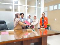 Sumber Foto : Humas Pemprov/Kabid Pelayanan RSUD Sulbar, Nurwardi Nur menyerahkan berkas kepada perwakilan mahasiswa farmasi di Ruang Pertemuan Lantai 3 RSUD Sulbar, Senin (8/9/2024).