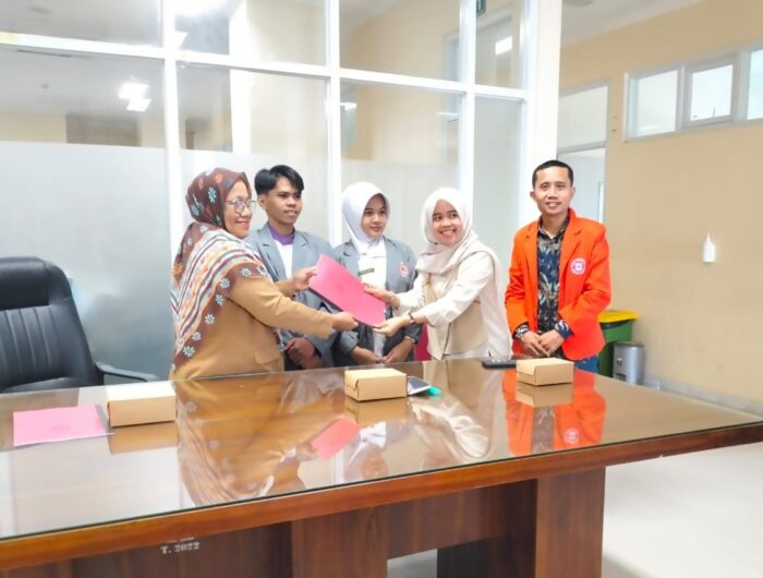Sumber Foto : Humas Pemprov/Kabid Pelayanan RSUD Sulbar, Nurwardi Nur menyerahkan berkas kepada perwakilan mahasiswa farmasi di Ruang Pertemuan Lantai 3 RSUD Sulbar, Senin (8/9/2024).