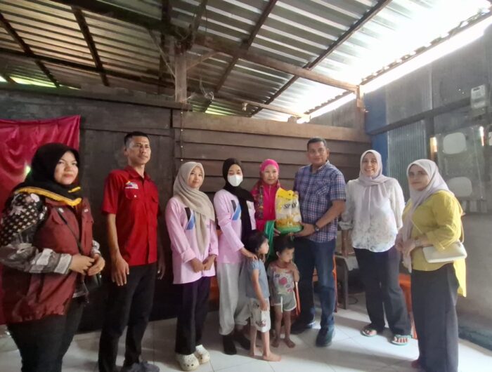 Sumber Foto : Tim Redaksi/Camat Pattallassang Andi Pangeran Zubair, S.Sos, bersama Ketua TP PKK menyalurkan bantuan beras kepada warga miskin ekstrem di Desa Paccelekang, Minggu (7/9/2025).