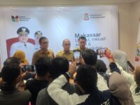 Sumber Foto : Humas Pemkot/Sekretaris Daerah Kota Makassar, Andi Zulkifly saat memberikan keterangan kepada awak media terkait nama-nama peserta yang lolos tiga besar untuk mengisi sembilan jabatan lowong di lingkungan Pemkot. Senin (8/9/2025).