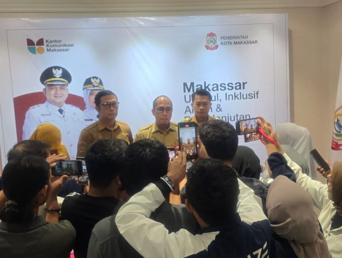 Sumber Foto : Humas Pemkot/Sekretaris Daerah Kota Makassar, Andi Zulkifly saat memberikan keterangan kepada awak media terkait nama-nama peserta yang lolos tiga besar untuk mengisi sembilan jabatan lowong di lingkungan Pemkot. Senin (8/9/2025).
