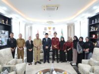 Sumber Foto : Humas Pemkot/Foto bersama Wali Kota Makassar, Munafri Arifuddin dengan Mahasiswa mahasiswa Universitas Muslim Indonesia (UMI), terkait penguatan skill dan jaringan kewirausahaan mahasiswa melalui UMKM kampus, Senin (9/09/2025).