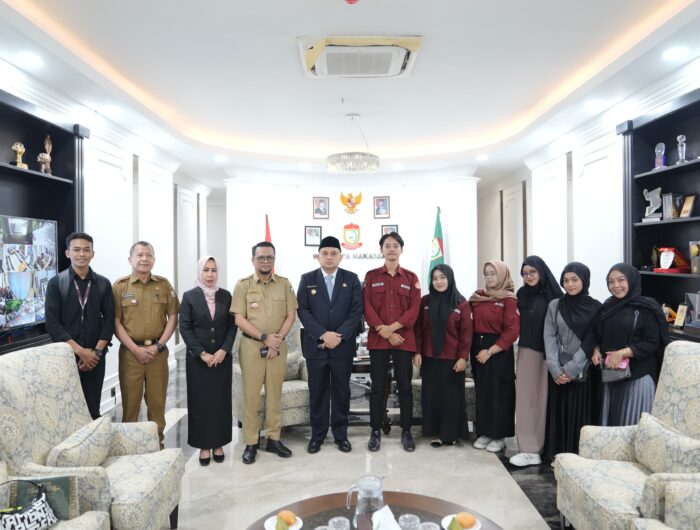 Sumber Foto : Humas Pemkot/Foto bersama Wali Kota Makassar, Munafri Arifuddin dengan Mahasiswa mahasiswa Universitas Muslim Indonesia (UMI), terkait penguatan skill dan jaringan kewirausahaan mahasiswa melalui UMKM kampus, Senin (9/09/2025).