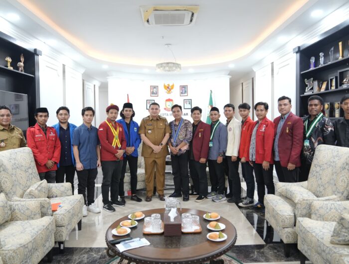 Sumber Foto : Humas Pemkot/Wali Kota Makassar, Munafri Arifuddin, berfoto bersama pimpinan organisasi mahasiswa lintas elemen yang tergabung dalam Cipayung Plus Kota Makassar usai melakukan pertemuan dan dialog di Balai Kota Makassar, Selasa (9/9/2025).