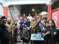 Sumber Foto : Humas Pemkot/Wali Kota Makassar, Munafri Arifuddin, berfoto bersama warga saat meninjau Poskamling di kelurahan, kunjungan ini untuk memastikan kesiapan Siskamling berjalan efektif dan melibatkan masyarakat secara langsung. Selasa (9/9/2025) malam.