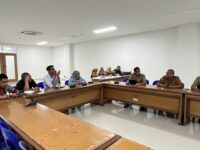 Sumber Foto : Humas Pemprov/Para pejabat dan staf Bapperida Provinsi Sulawesi Barat saat mengikuti Rapat Koordinasi Nasional secara virtual dari Ruang Oval Kantor Gubernur Sulbar, Senin (8/9/2025).