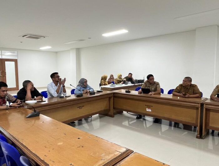 Sumber Foto : Humas Pemprov/Para pejabat dan staf Bapperida Provinsi Sulawesi Barat saat mengikuti Rapat Koordinasi Nasional secara virtual dari Ruang Oval Kantor Gubernur Sulbar, Senin (8/9/2025).