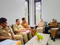 Sumber Foto : Humas Pemprov/Suasana rapat koordinasi internal Dinas Kesehatan Sulawesi Barat terkait pembentukan Tim Kerja ‘Si Pandai’ di ruang kerja Sekretaris Dinkes Sulbar, Senin (8/9/2025).