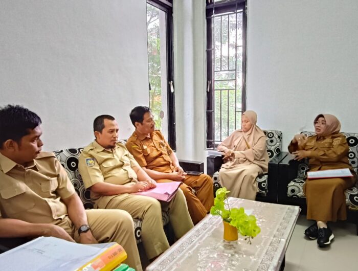 Sumber Foto : Humas Pemprov/Suasana rapat koordinasi internal Dinas Kesehatan Sulawesi Barat terkait pembentukan Tim Kerja ‘Si Pandai’ di ruang kerja Sekretaris Dinkes Sulbar, Senin (8/9/2025).