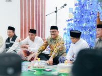 Sumber Foto : Humas Pemprov/Gubernur Sulbar Suhardi Duka bersama para tokoh agama dan masyarakat saat menghadiri peringatan Maulid Nabi Muhammad SAW di Masjid Al-Quba Kasiwa, Mamuju, Senin (8/9/2025).
