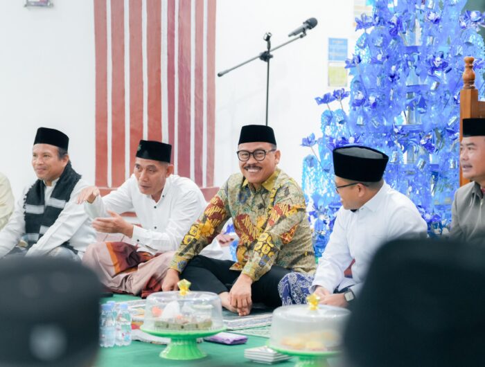 Sumber Foto : Humas Pemprov/Gubernur Sulbar Suhardi Duka bersama para tokoh agama dan masyarakat saat menghadiri peringatan Maulid Nabi Muhammad SAW di Masjid Al-Quba Kasiwa, Mamuju, Senin (8/9/2025).