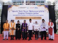 Sumber Foto : Humas Pemprov/Gubernur Sulbar Suhardi Duka (tengah) bersama perwakilan tokoh lintas agama berfoto bersama usai peringatan Maulid Nabi Muhammad SAW 1447 Hijriah dan dirangkaikan doa bersama lintas agama di Lapangan Upacara Kantor Gubernur Sulbar, Rabu (10/9/2025).