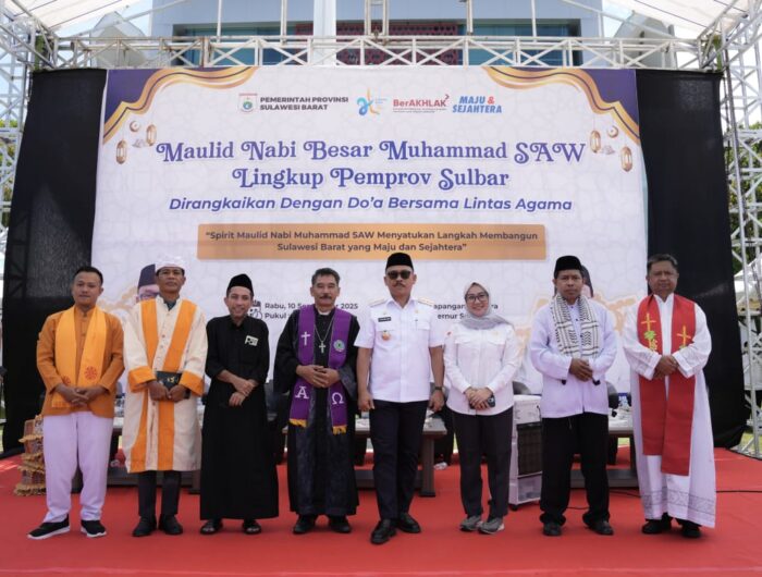 Sumber Foto : Humas Pemprov/Gubernur Sulbar Suhardi Duka (tengah) bersama perwakilan tokoh lintas agama berfoto bersama usai peringatan Maulid Nabi Muhammad SAW 1447 Hijriah dan dirangkaikan doa bersama lintas agama di Lapangan Upacara Kantor Gubernur Sulbar, Rabu (10/9/2025).