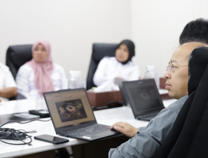 Sumber Foto : Humas Pemkot/Seorang perwakilan dari CAMC Engineering Co. Ltd (CAMCE) mempresentasikan desain stadion kepada pejabat Pemerintah Kota Makassar dalam pertemuan di Balai Kota. Rabu, (10/9/2025).