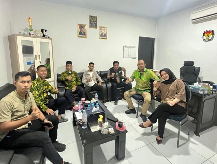 Sumber Foto : Tim Redaksi/Koordinator Presidium MD KAHMI, Jamaluddin Manda, bersama Ketua KPU Gowa, Fitra Syahdanul, dan jajaran komisioner membahas sinergi dan partisipasi politik masyarakat menjelang Milad KAHMI ke-59. Rabu (10/9/2025).