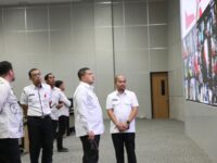 Sumber Foto : Humas Pemkot/Wali Kota Makassar, Munafri Arifuddin, bersama jajaran pejabat Pemkot, memantau operasional Command Center Kota Makassar, Rabu (10/09/2025).